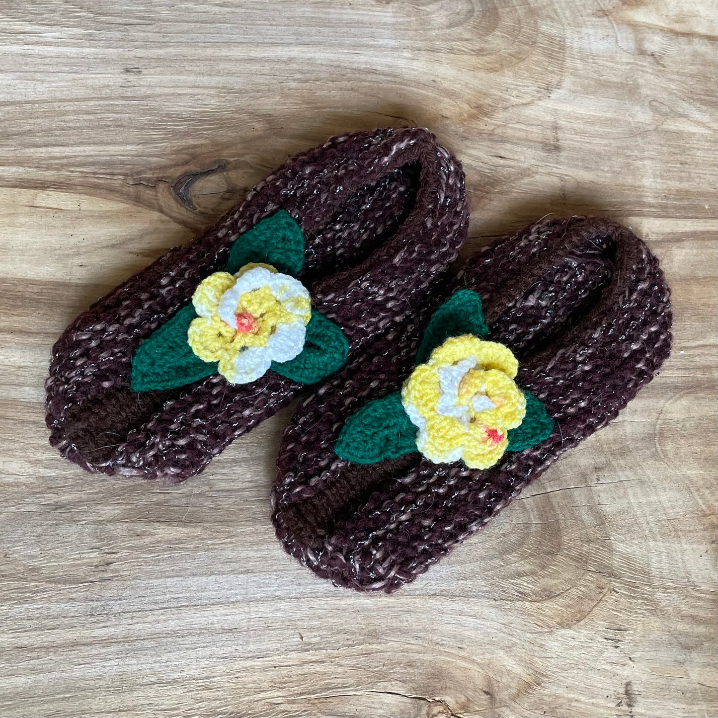 Dark brown knitted slippers (size 37-39) with a decorative flower (INKL 38)