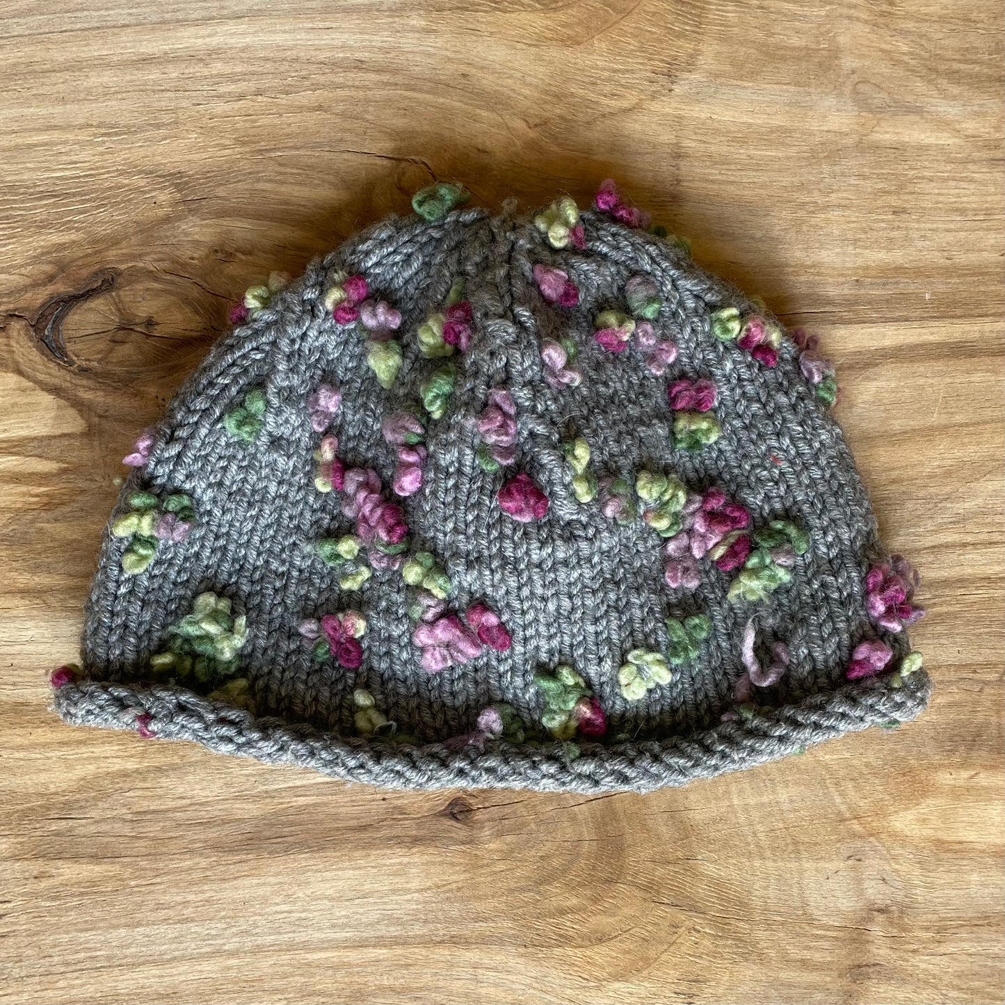 Dark gray hat with pink and green decorations (INKL 44)