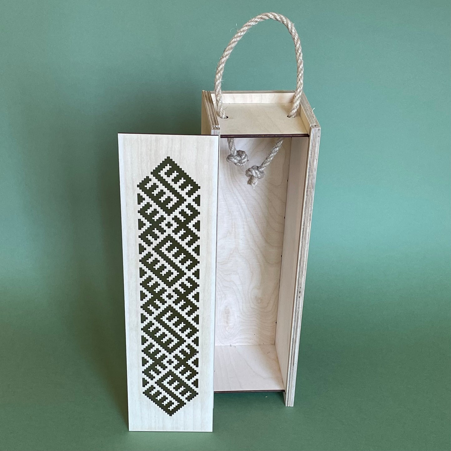 Wine box with Latvian pattern (RAJO 54)