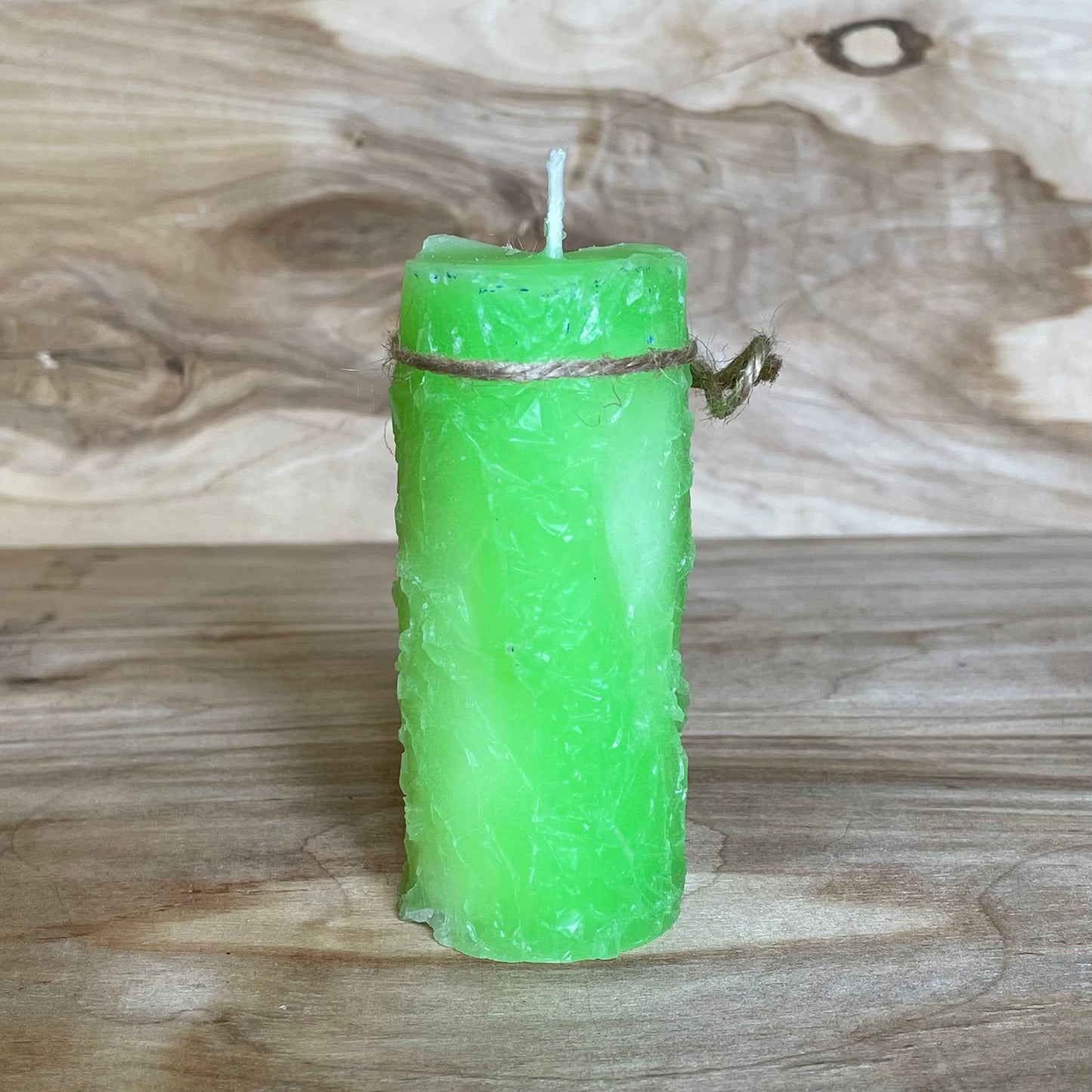 Bright green handmade candle (ARHE 30)