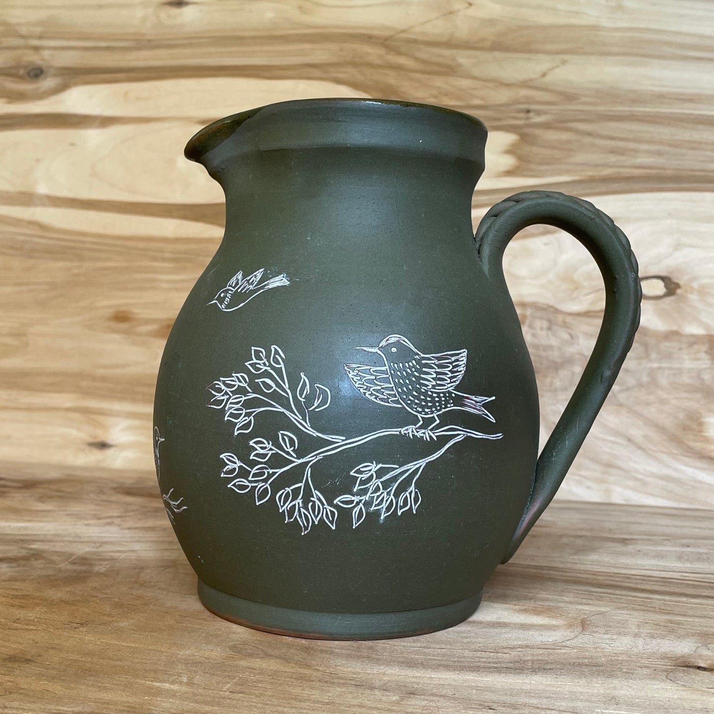 Dark green clay pitcher with nature elements (MASP 83)