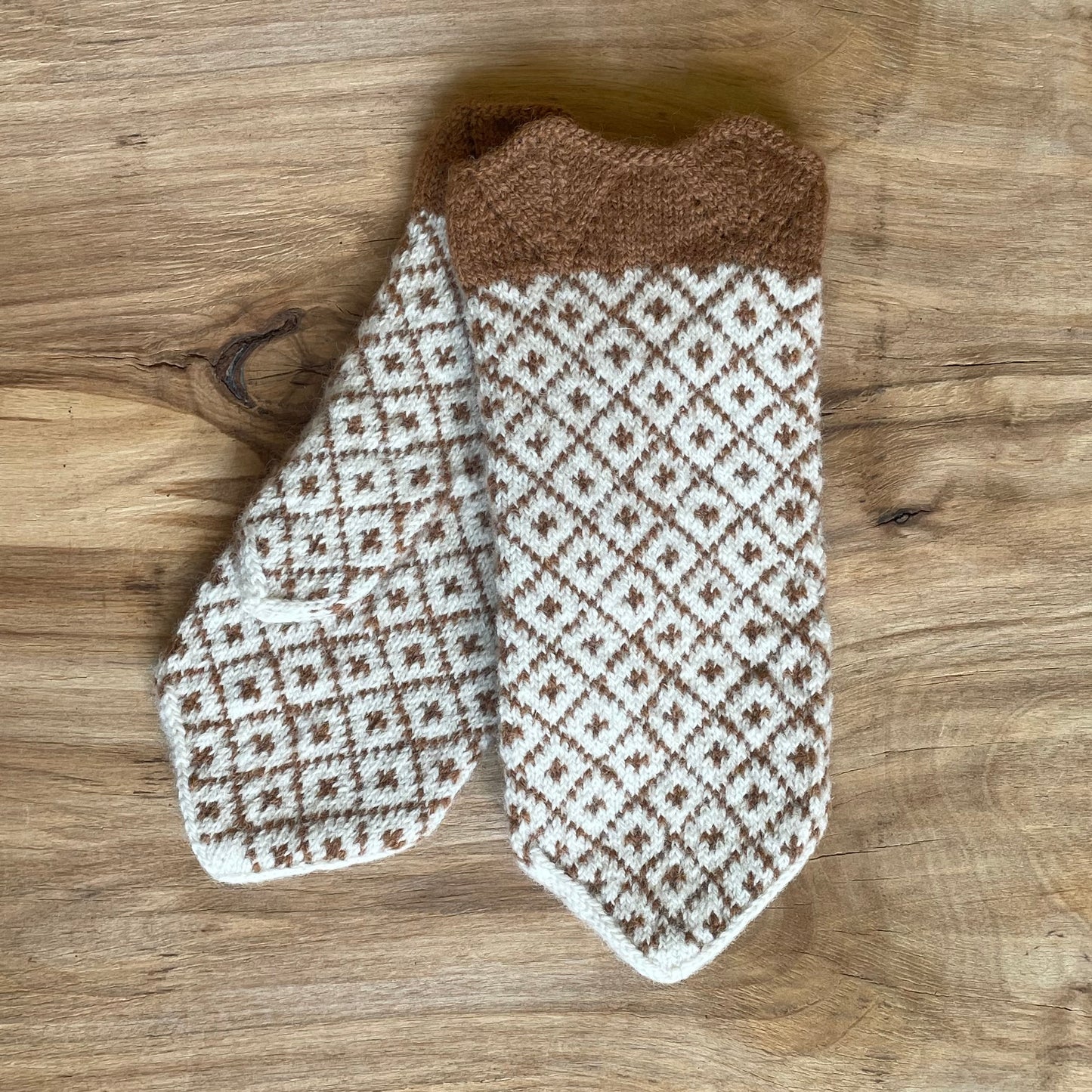 Woolen mittens with light brown diamond pattern (AIDZ 28)