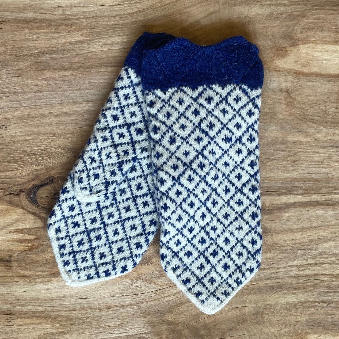 Woolen mittens with dark blue diamond pattern (AIDZ 31)