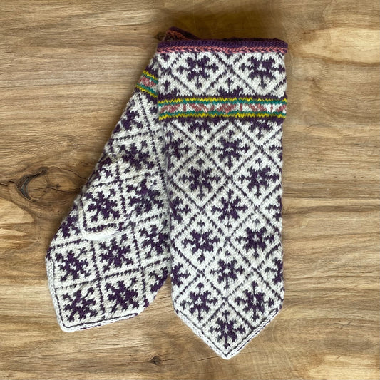 Woolen mittens with dark purple diamond pattern (AIDZ 33)