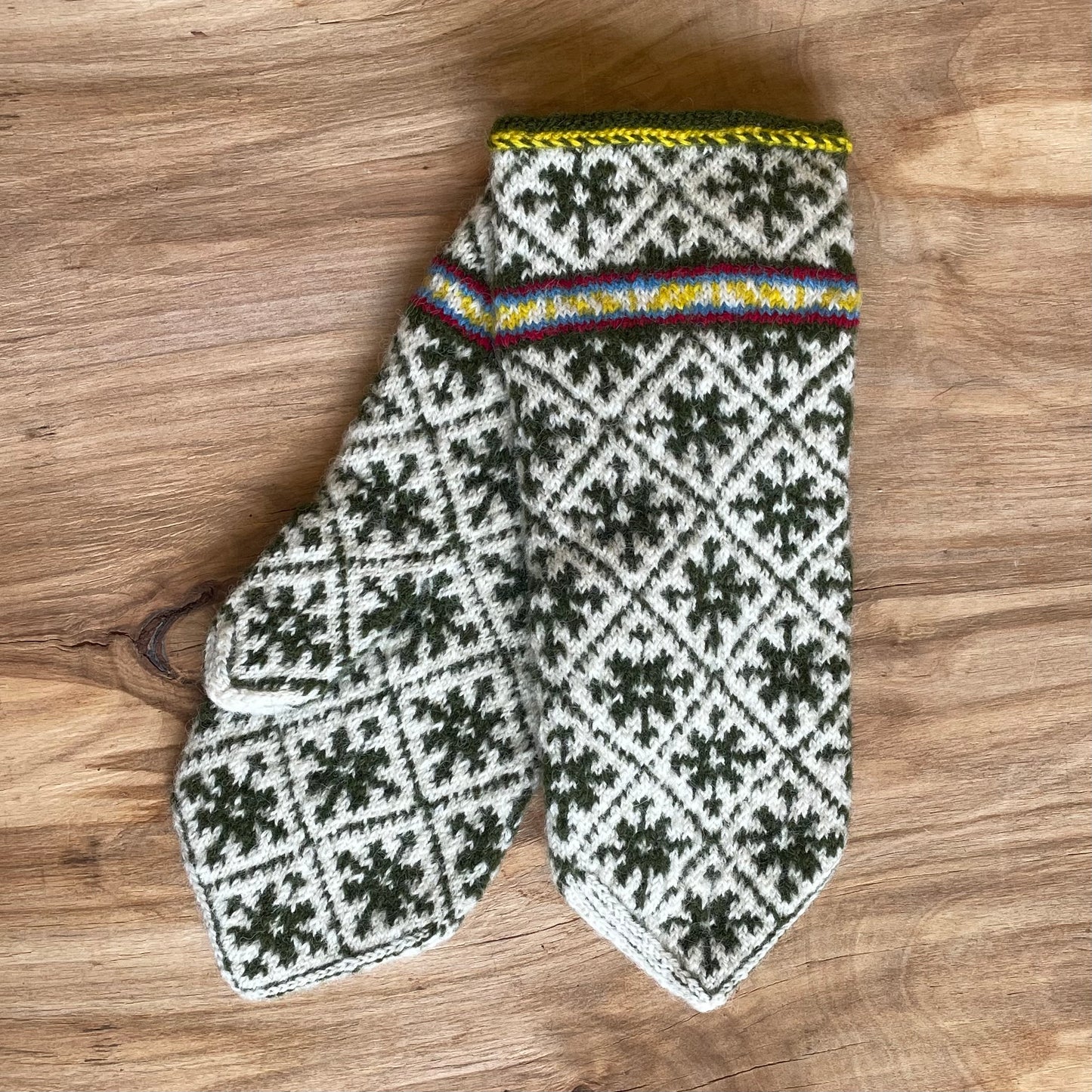 Woolen mittens with dark green diamond pattern (AIDZ 34)