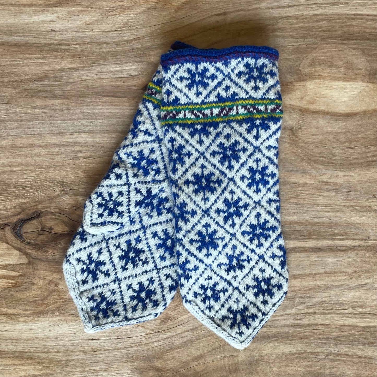 Woolen mittens with dark blue diamond pattern (AIDZ 36)