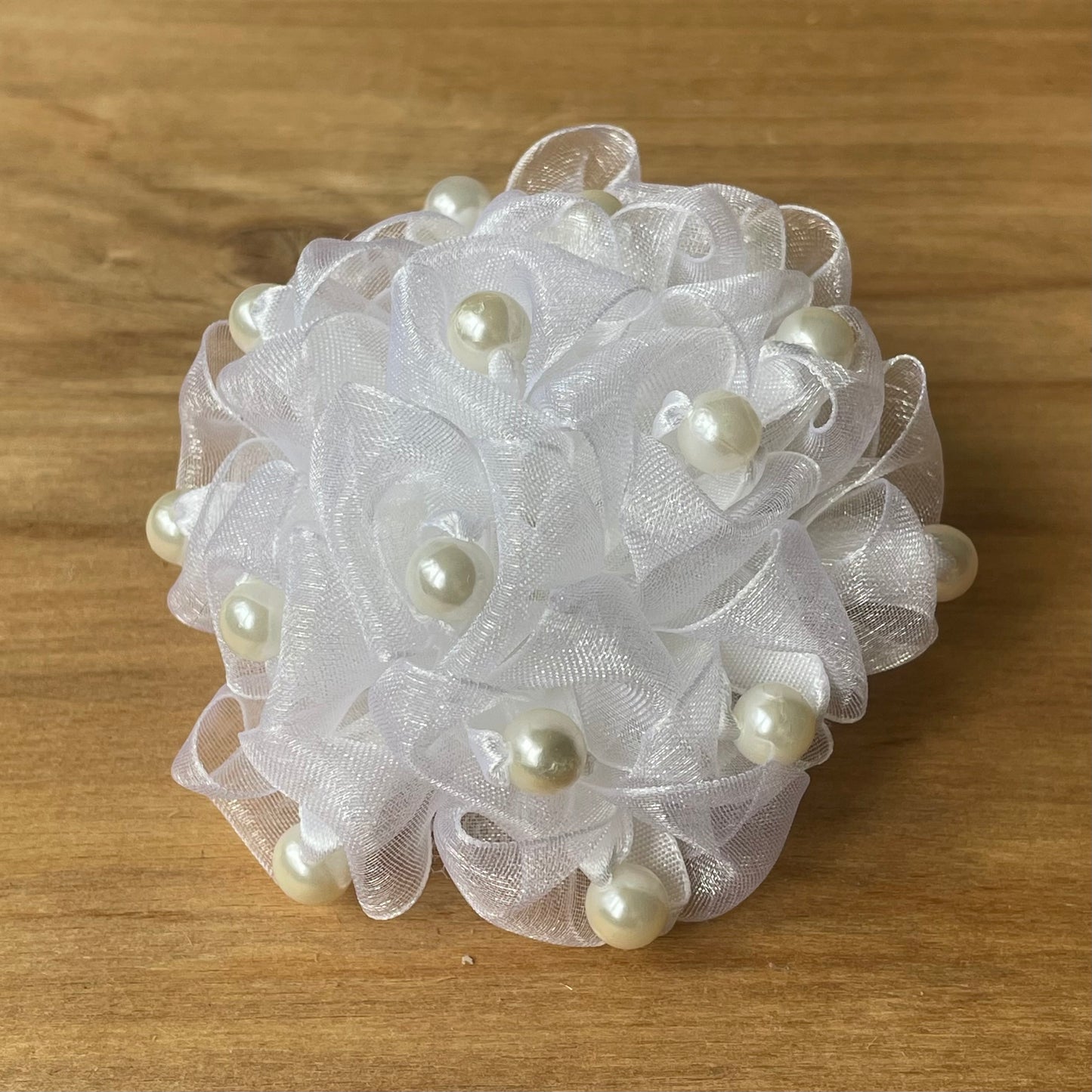 White hair tie with decorative pearls (IRFI 13)