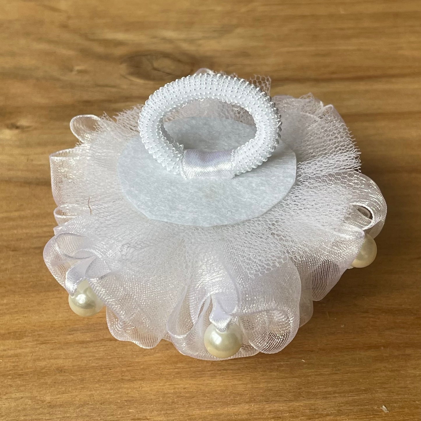 White hair tie with decorative pearls (IRFI 13)