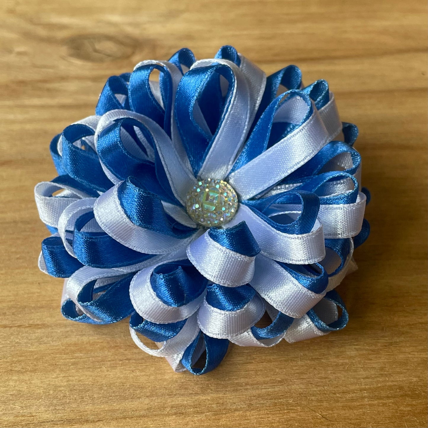 White and dark blue hair tie in a shape of flower (IRFI 17)