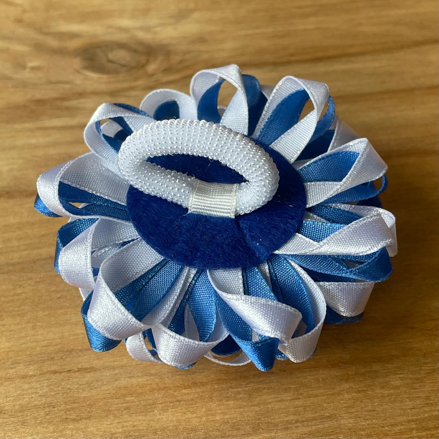 White and dark blue hair tie in a shape of flower (IRFI 17)