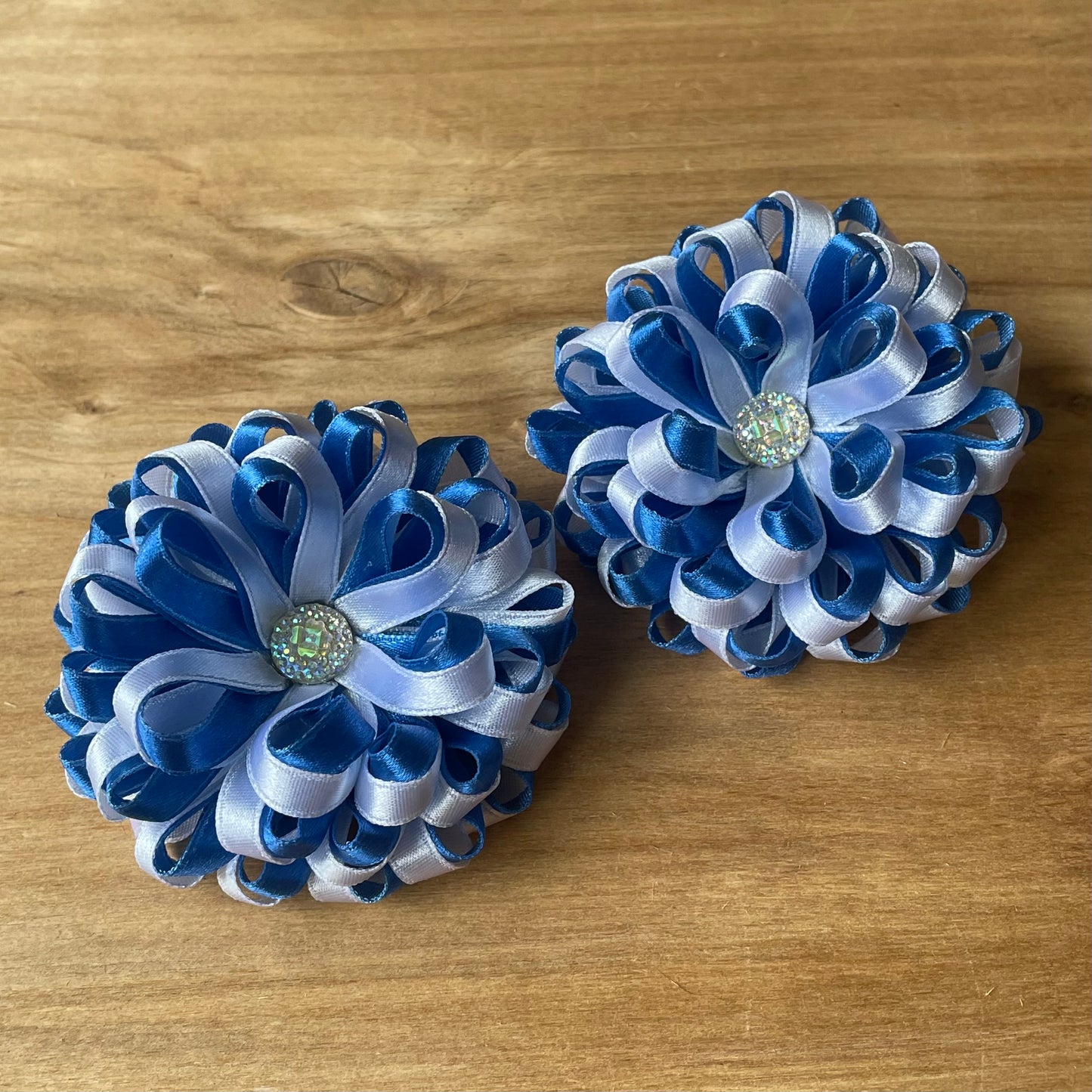 White and dark blue hair tie in a shape of flower (IRFI 17)