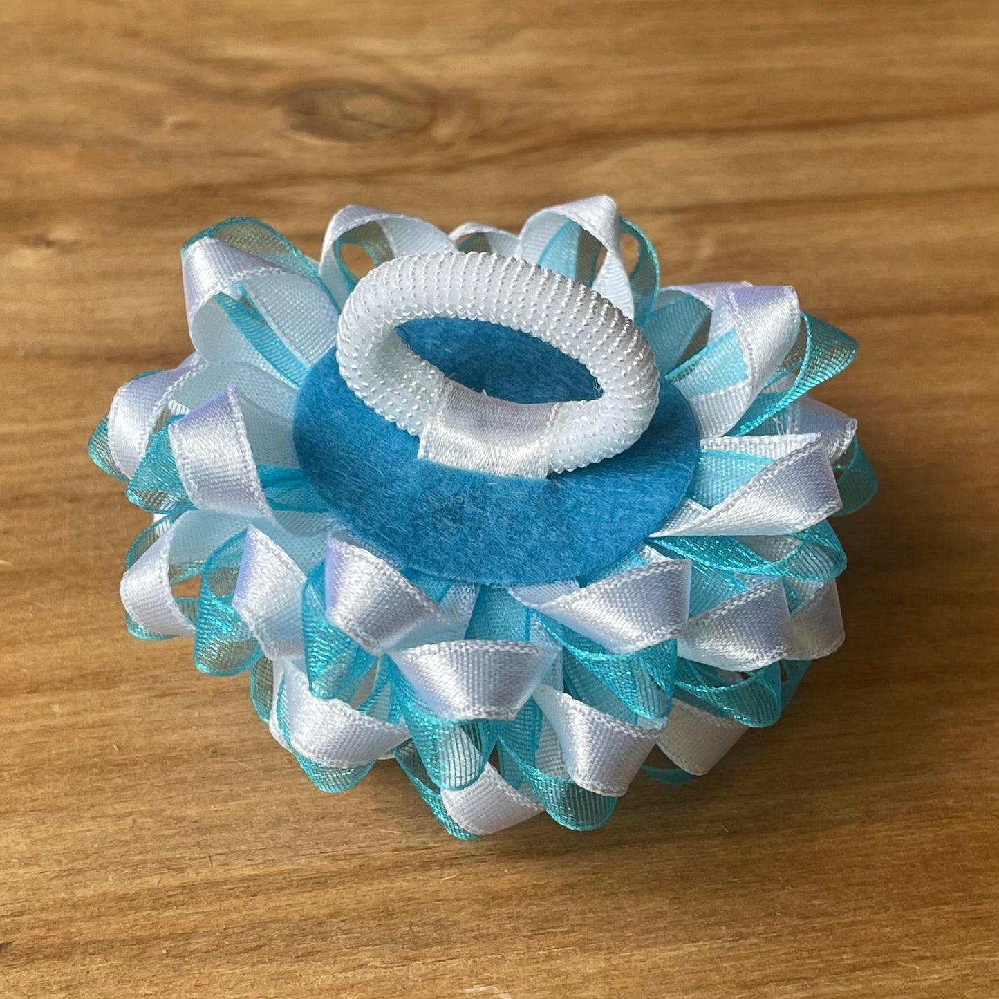 White and light blue hair tie in a shape of flower (IRFI 18)