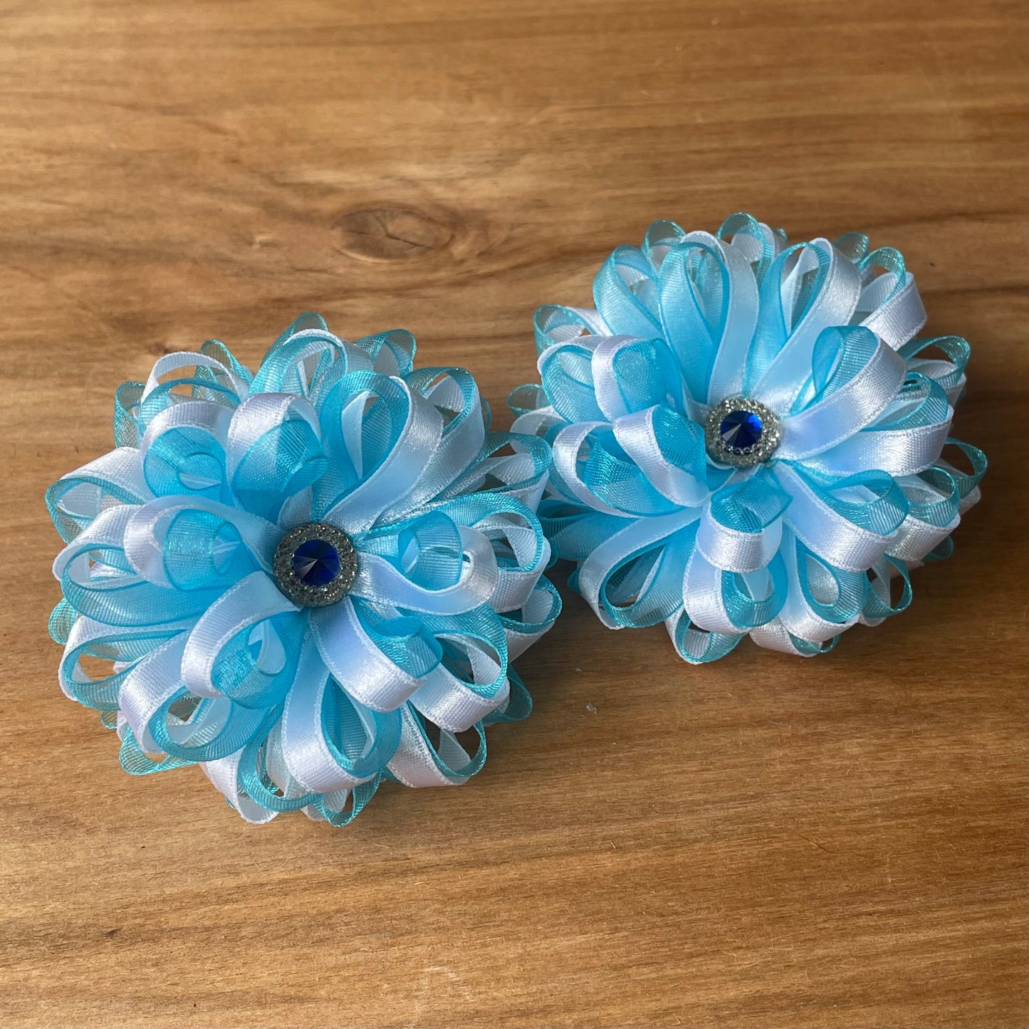 White and light blue hair tie in a shape of flower (IRFI 18)