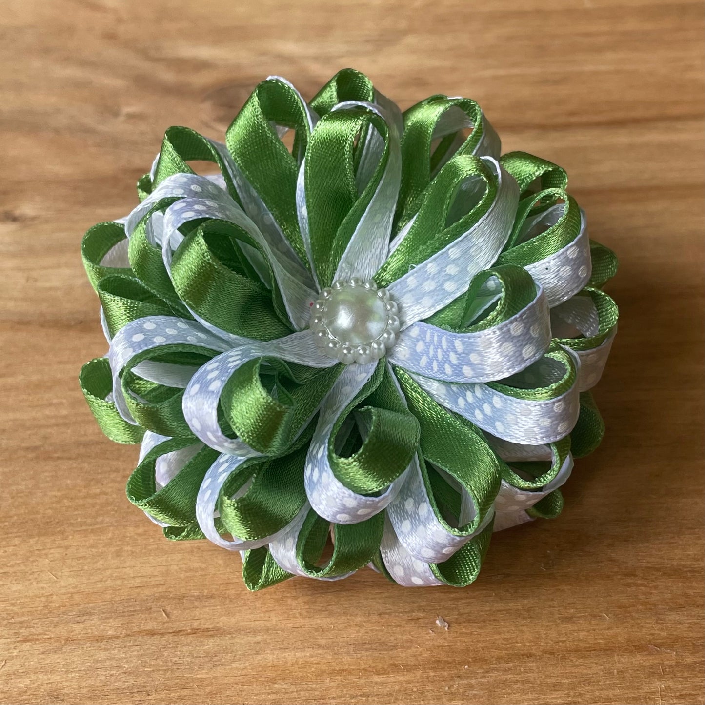 Grey and dark green hair tie in a shape of flower (IRFI 19)