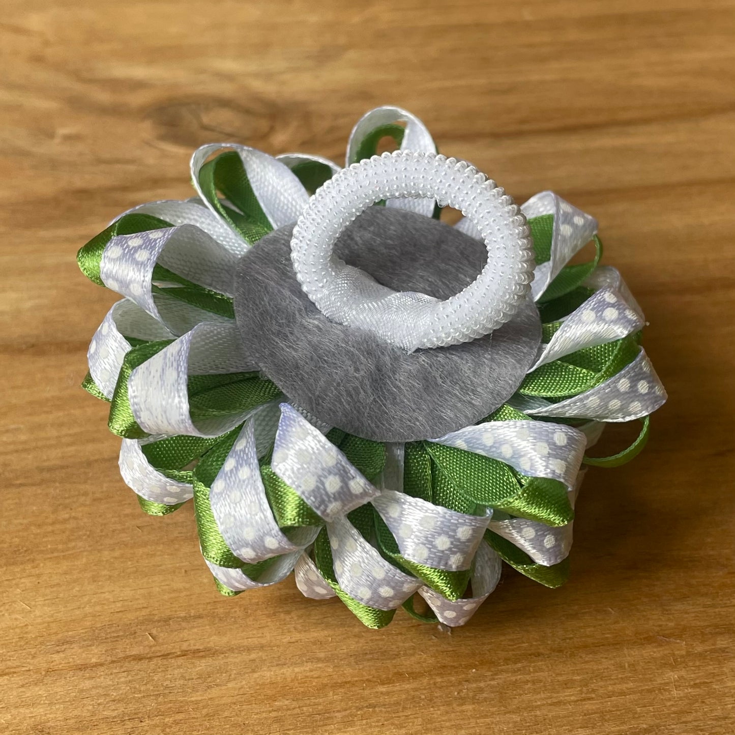 Grey and dark green hair tie in a shape of flower (IRFI 19)