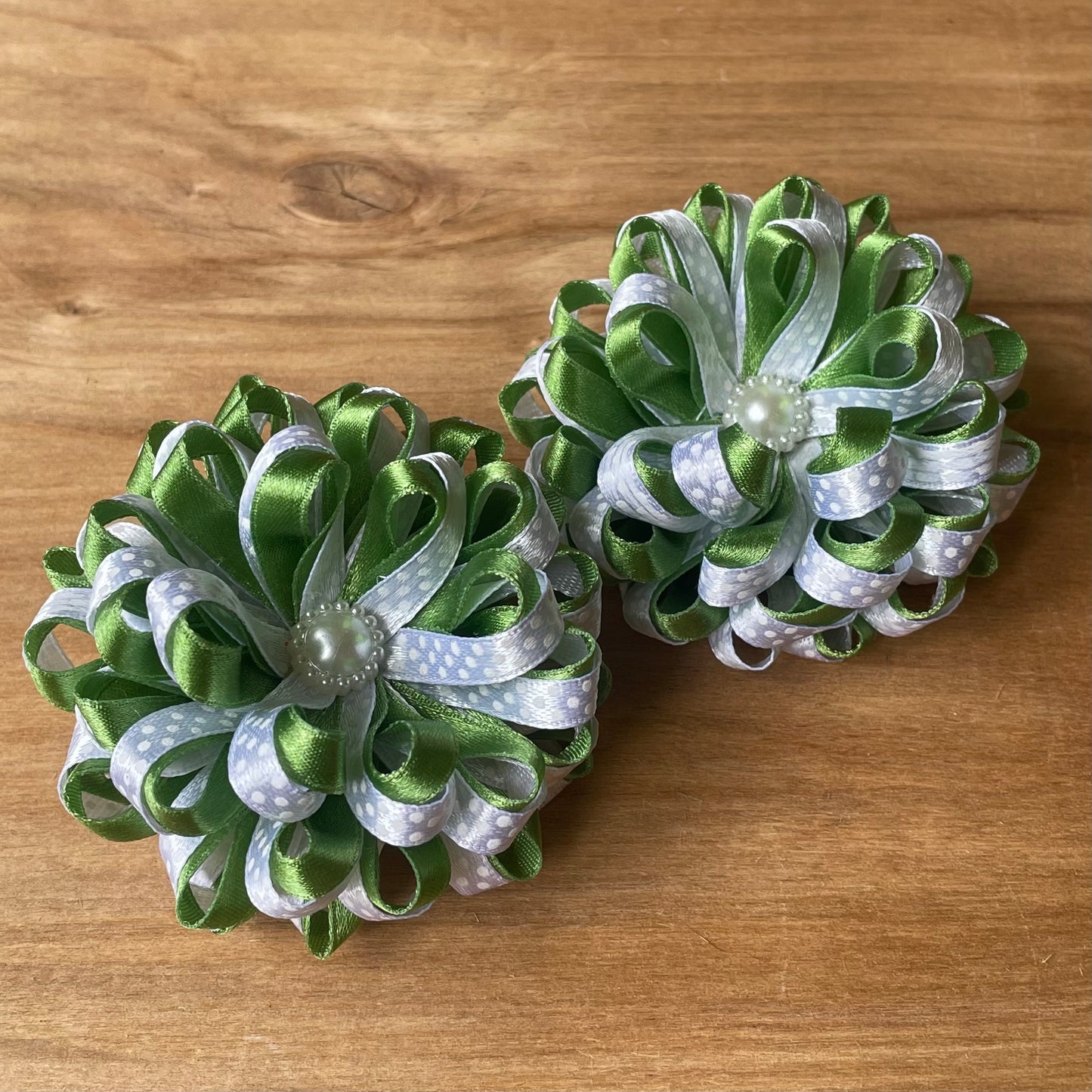 Grey and dark green hair tie in a shape of flower (IRFI 19)