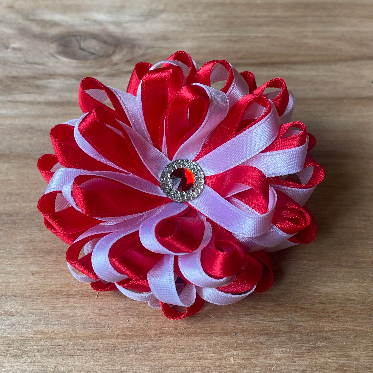 Red and white hair tie in a shape of flower (IRFI 21)