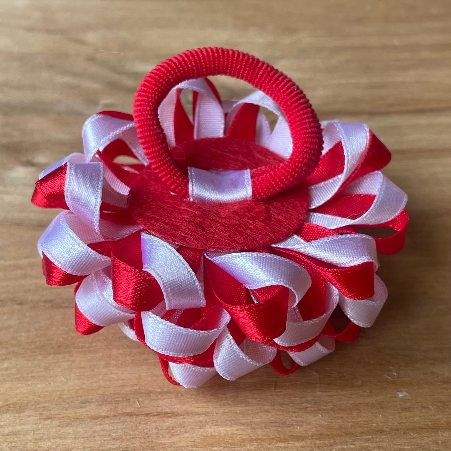 Red and white hair tie in a shape of flower (IRFI 21)