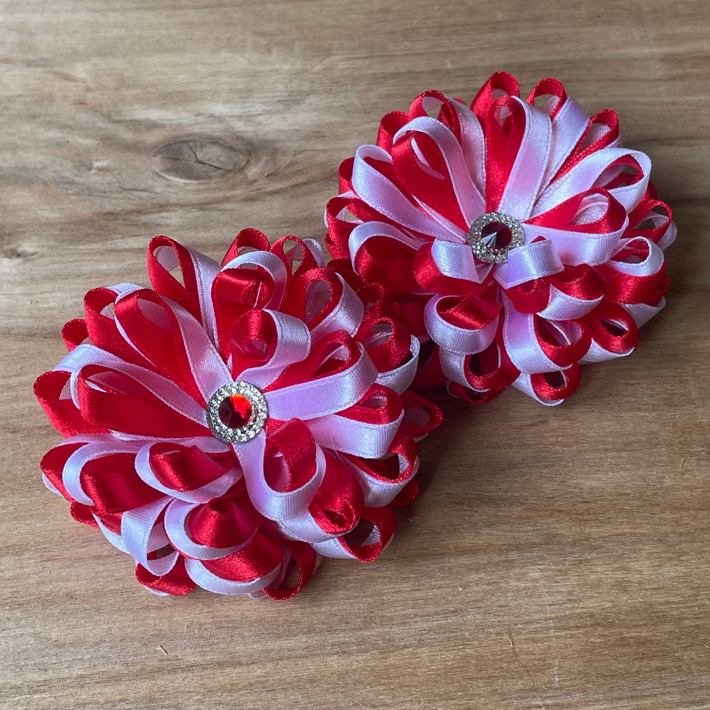 Red and white hair tie in a shape of flower (IRFI 21)