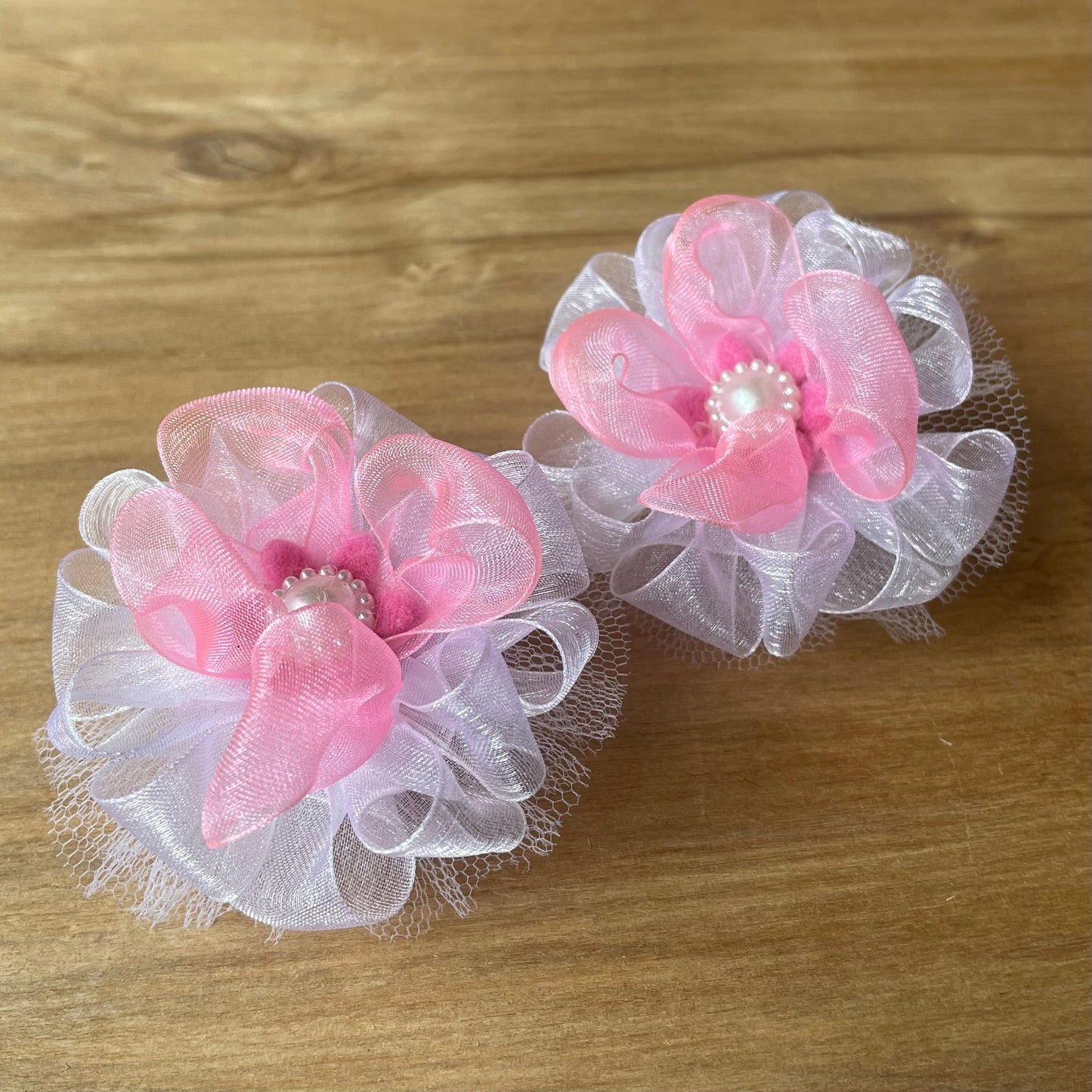 Light pink and white hair tie in a shape of flower (IRFI 25)