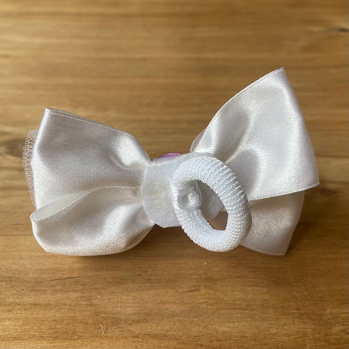 White hair tie / bow with colorful beads (IRFI 27)