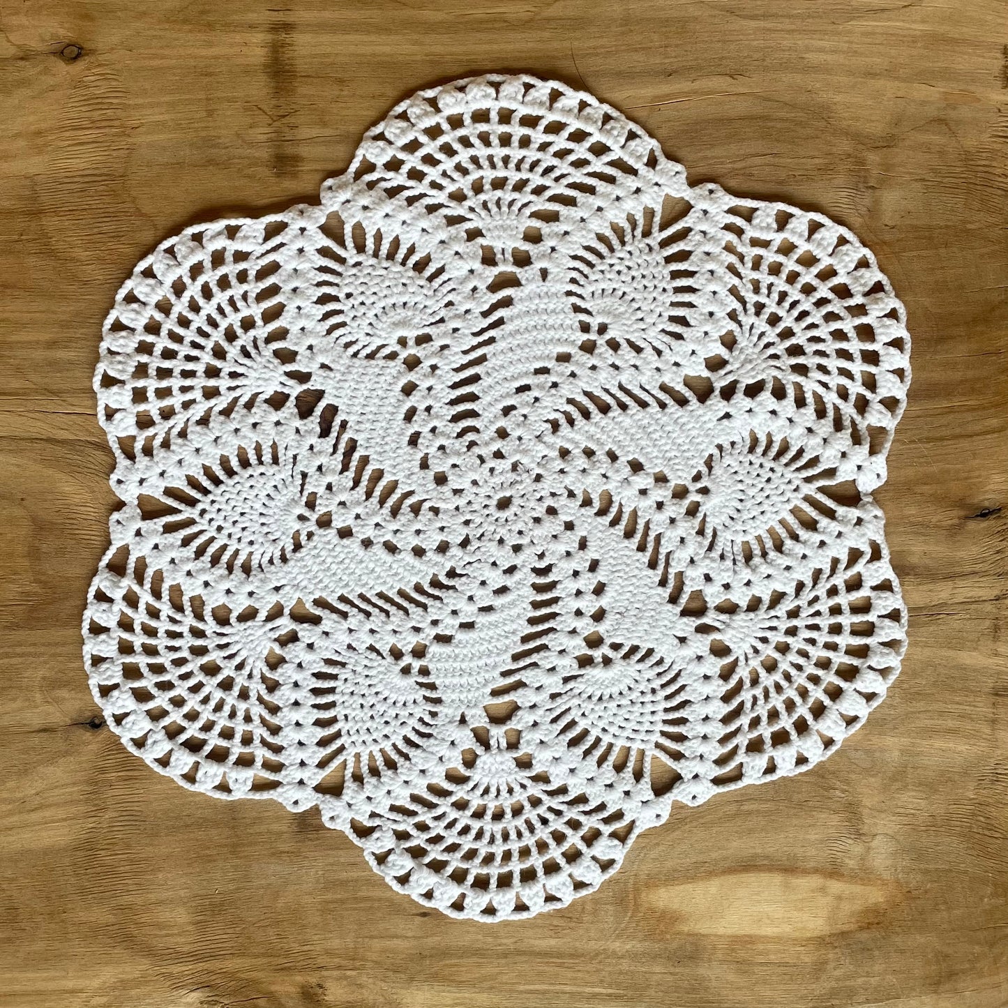 Round crocheted tablecloth (SARO 9)