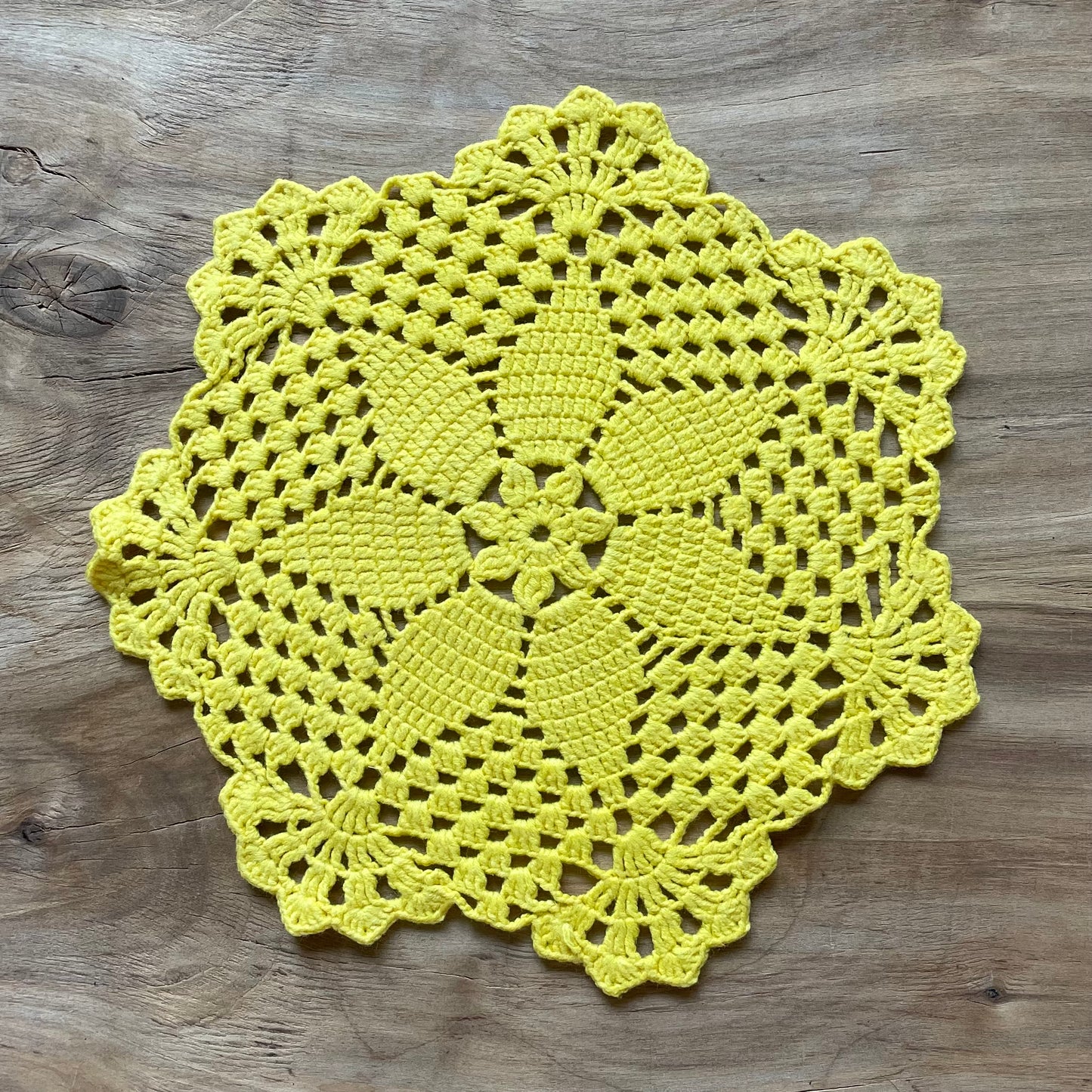 Round crocheted tablecloth (SARO 10)