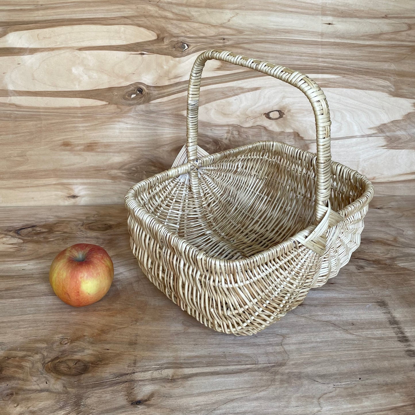 Round basket from unpeeled wicker (GUVĪ 12)