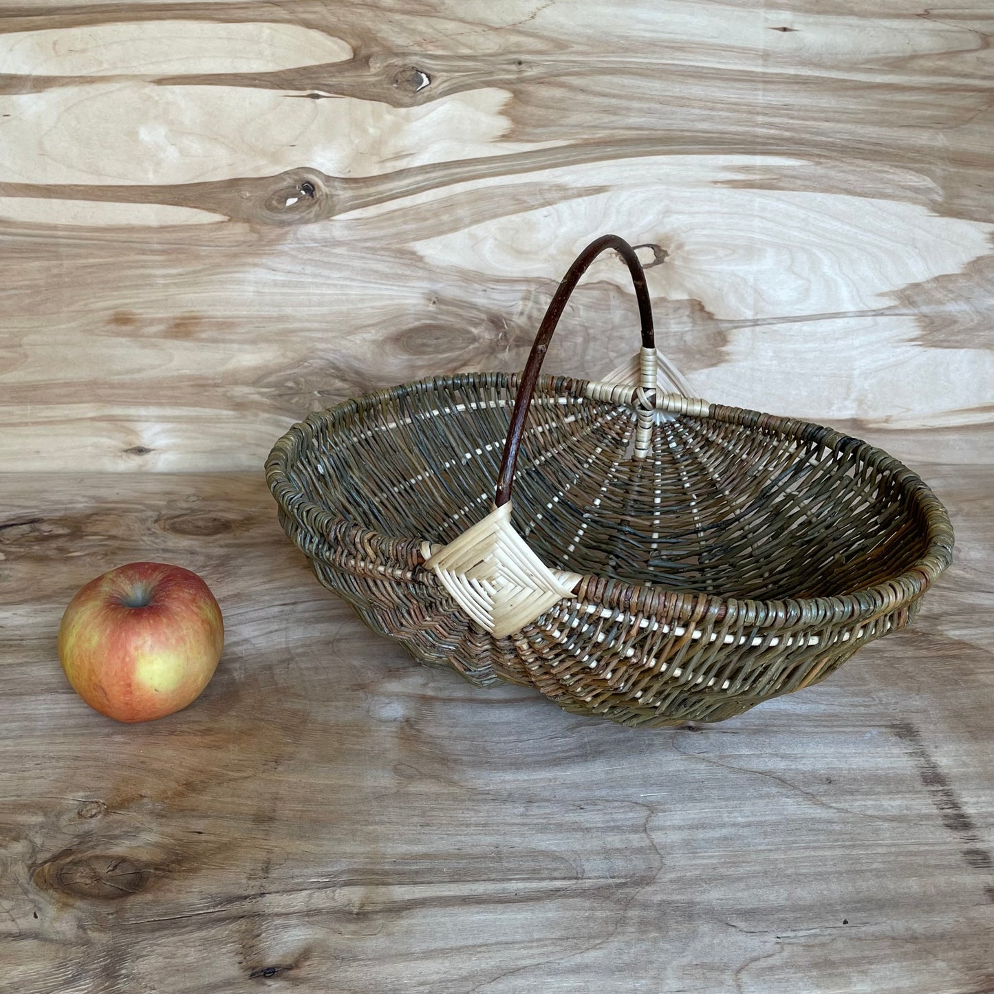 Round basket from unpeeled wicker (GUVĪ 12)