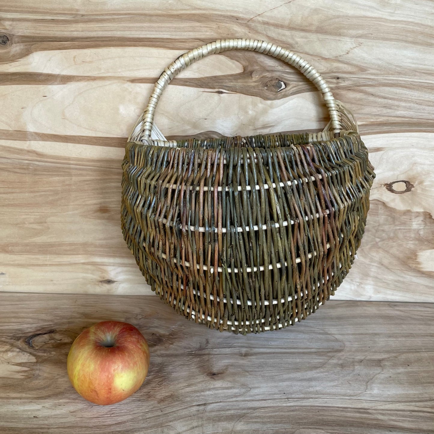 Round basket from unpeeled wicker (GUVĪ 12)