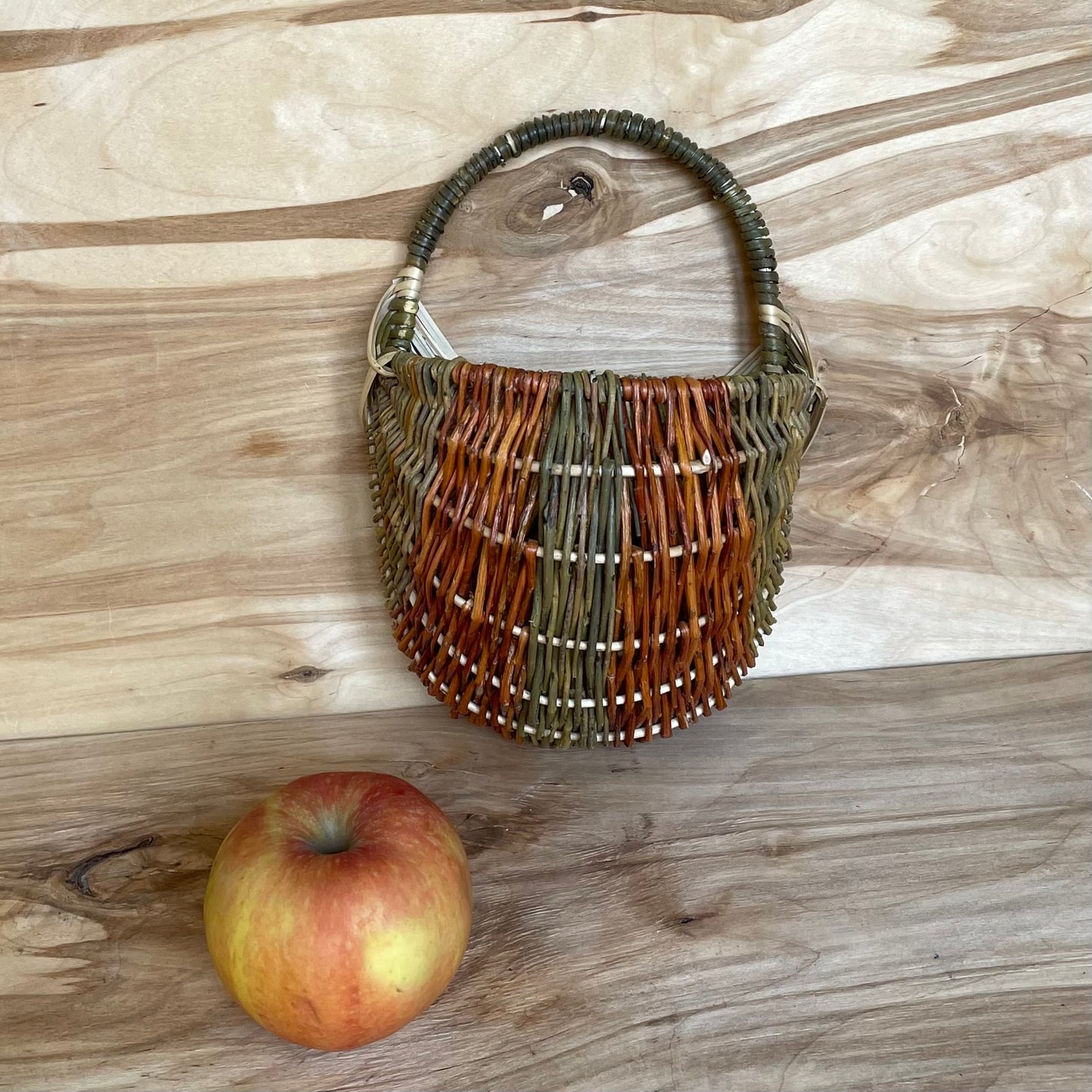 Round basket from unpeeled wicker (GUVĪ 12)