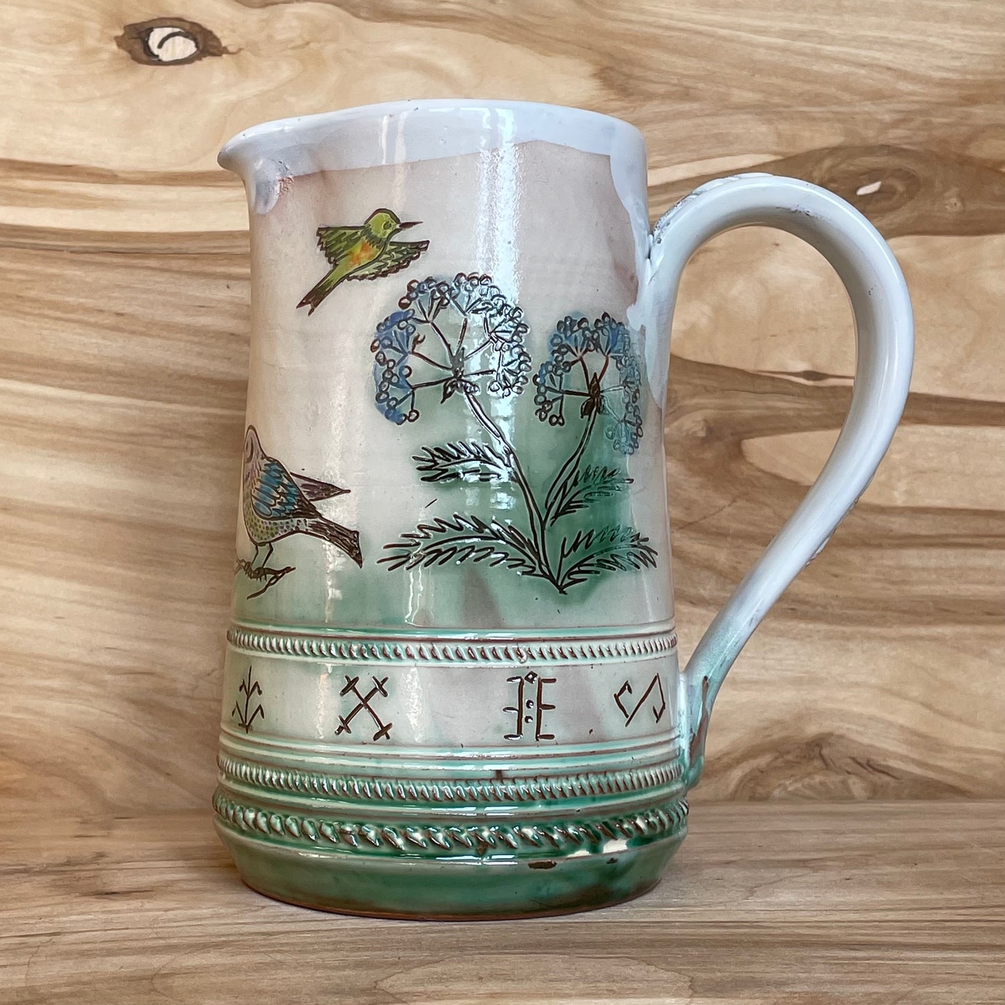 Light colored clay pitcher with illustrations (MASP 78)