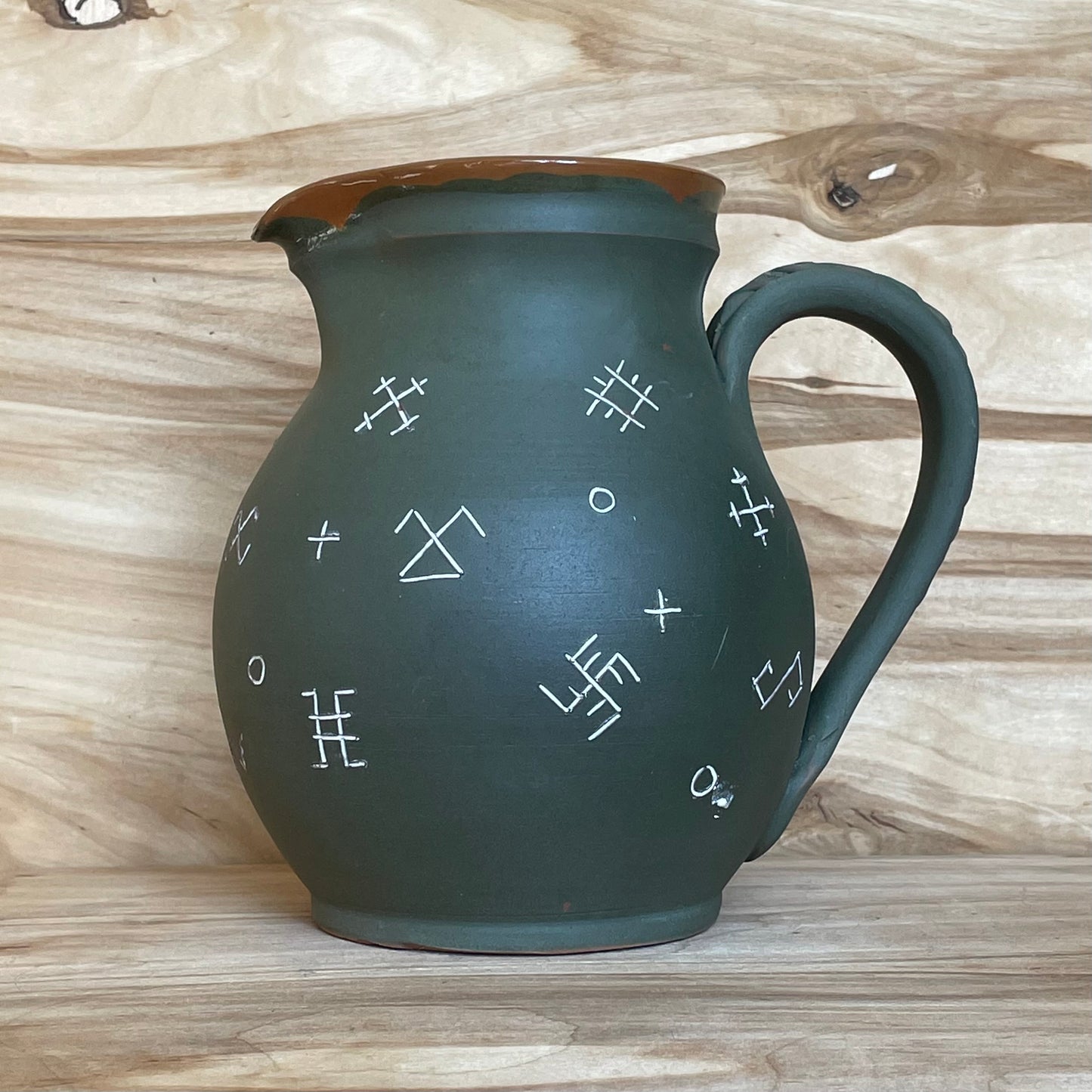 Light colored clay pitcher with illustrations (MASP 78)