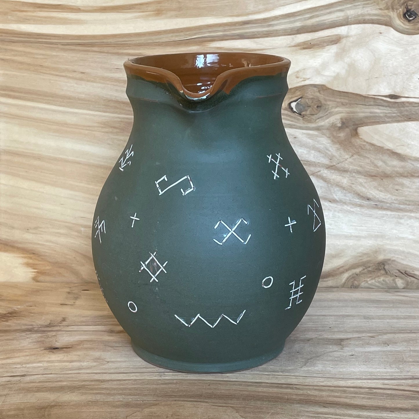 Light colored clay pitcher with illustrations (MASP 78)