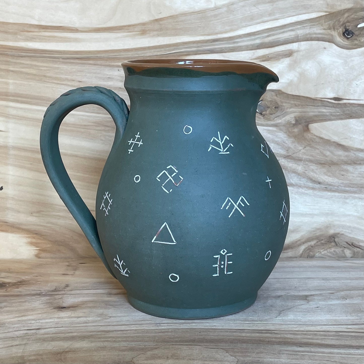 Light colored clay pitcher with illustrations (MASP 78)