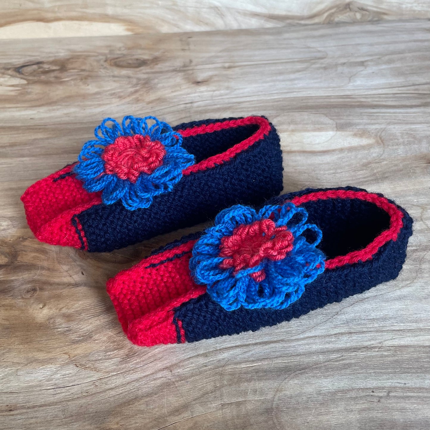 
Crocheted slippers (blue, brown, green) size 35-37. (LIĒR 16)