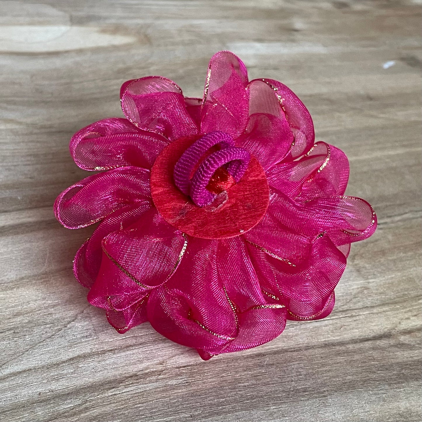 White hair tie in a shape of flower (IRFI 26)