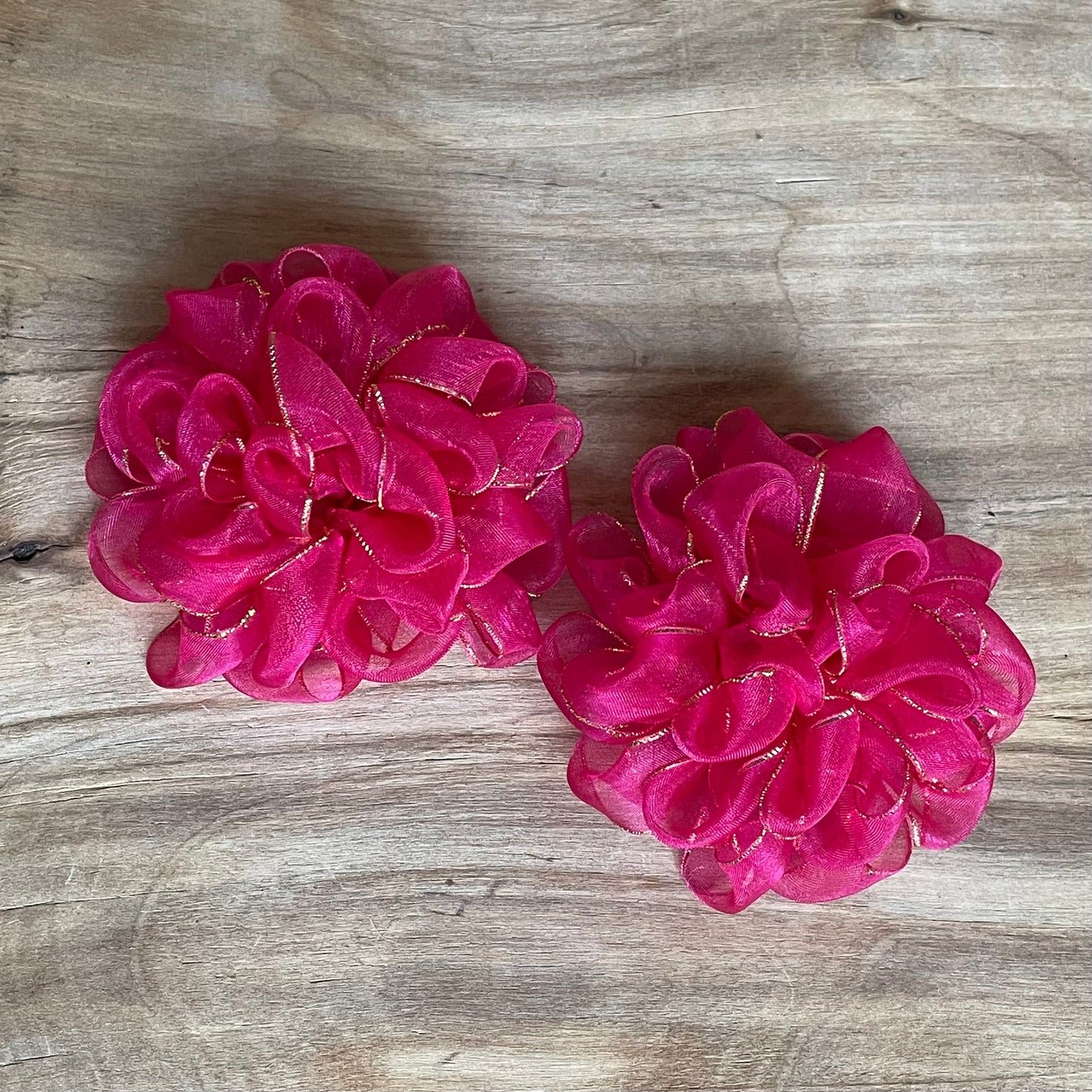 White hair tie in a shape of flower (IRFI 26)