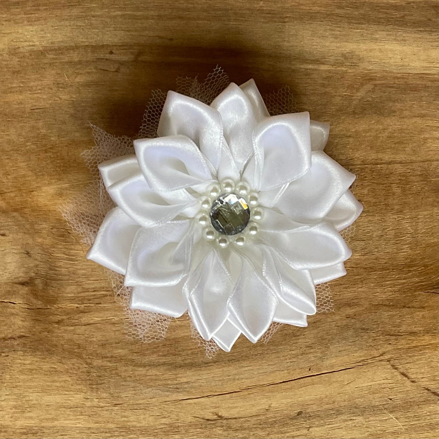 White hair tie in a shape of flower (IRFI 26)