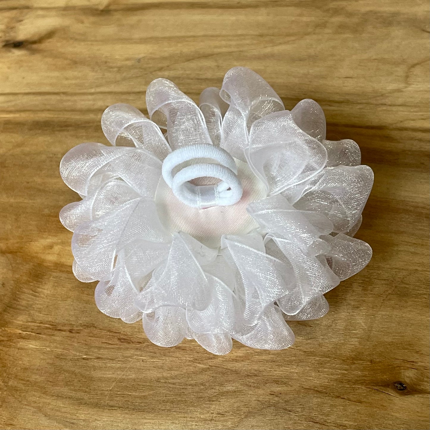 White hair tie in a shape of flower (IRFI 26)