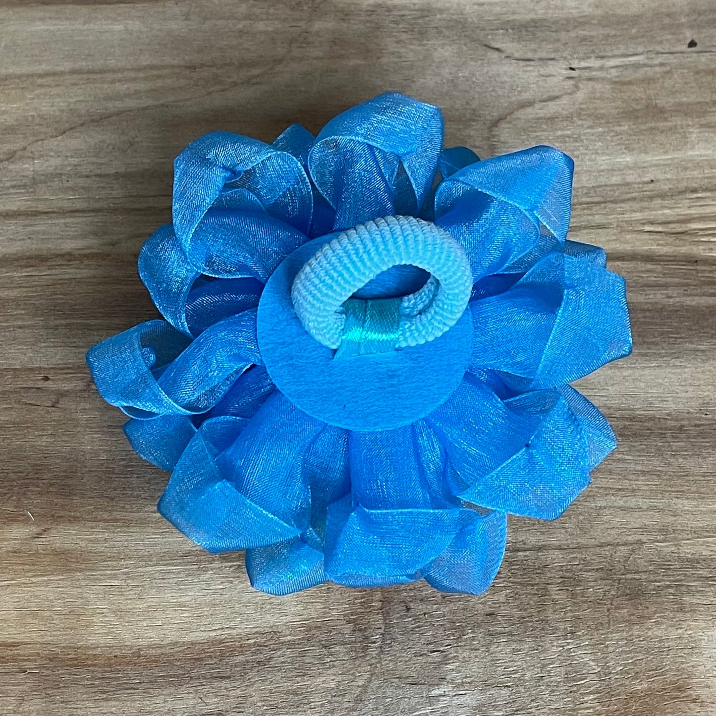 White hair tie in a shape of flower (IRFI 26)