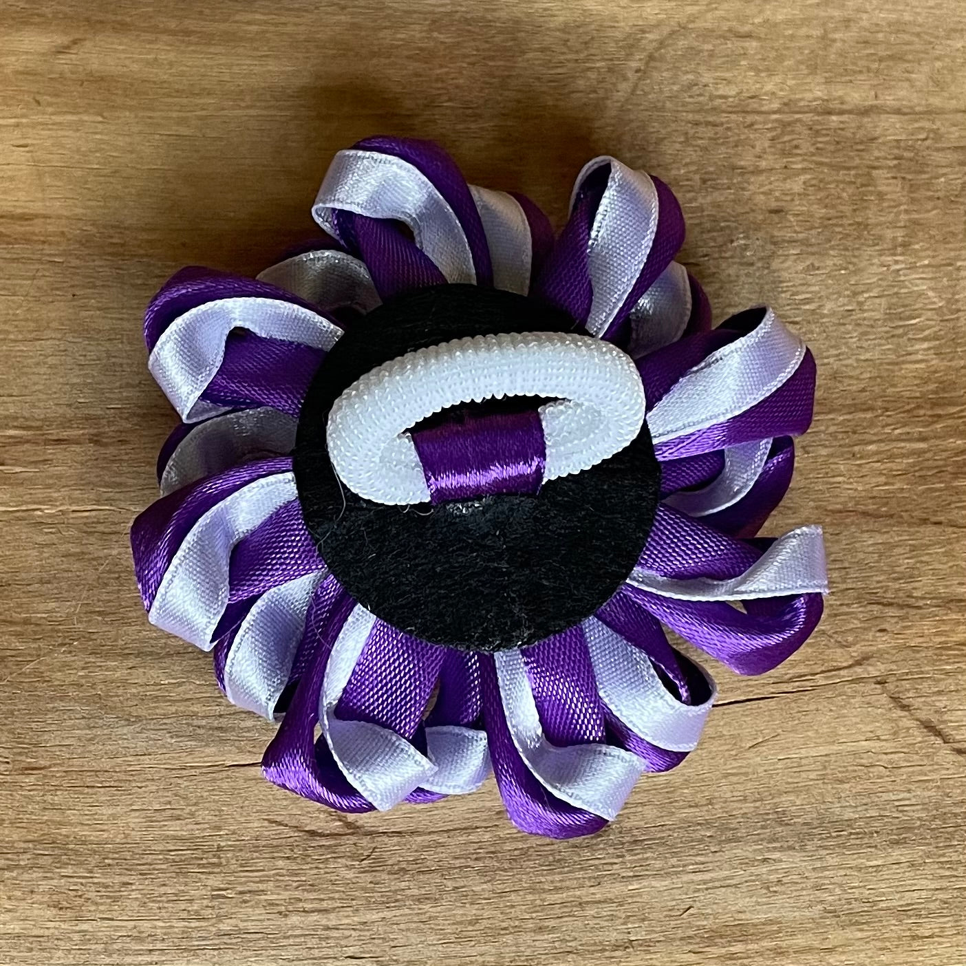 White hair tie in a shape of flower (IRFI 26)