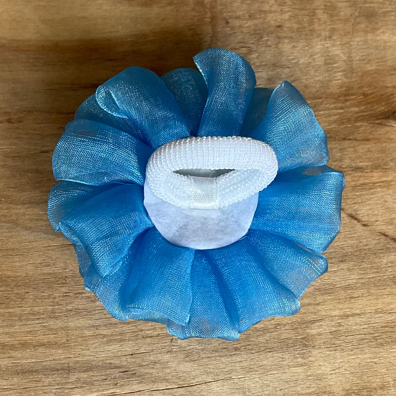 White hair tie in a shape of flower (IRFI 26)