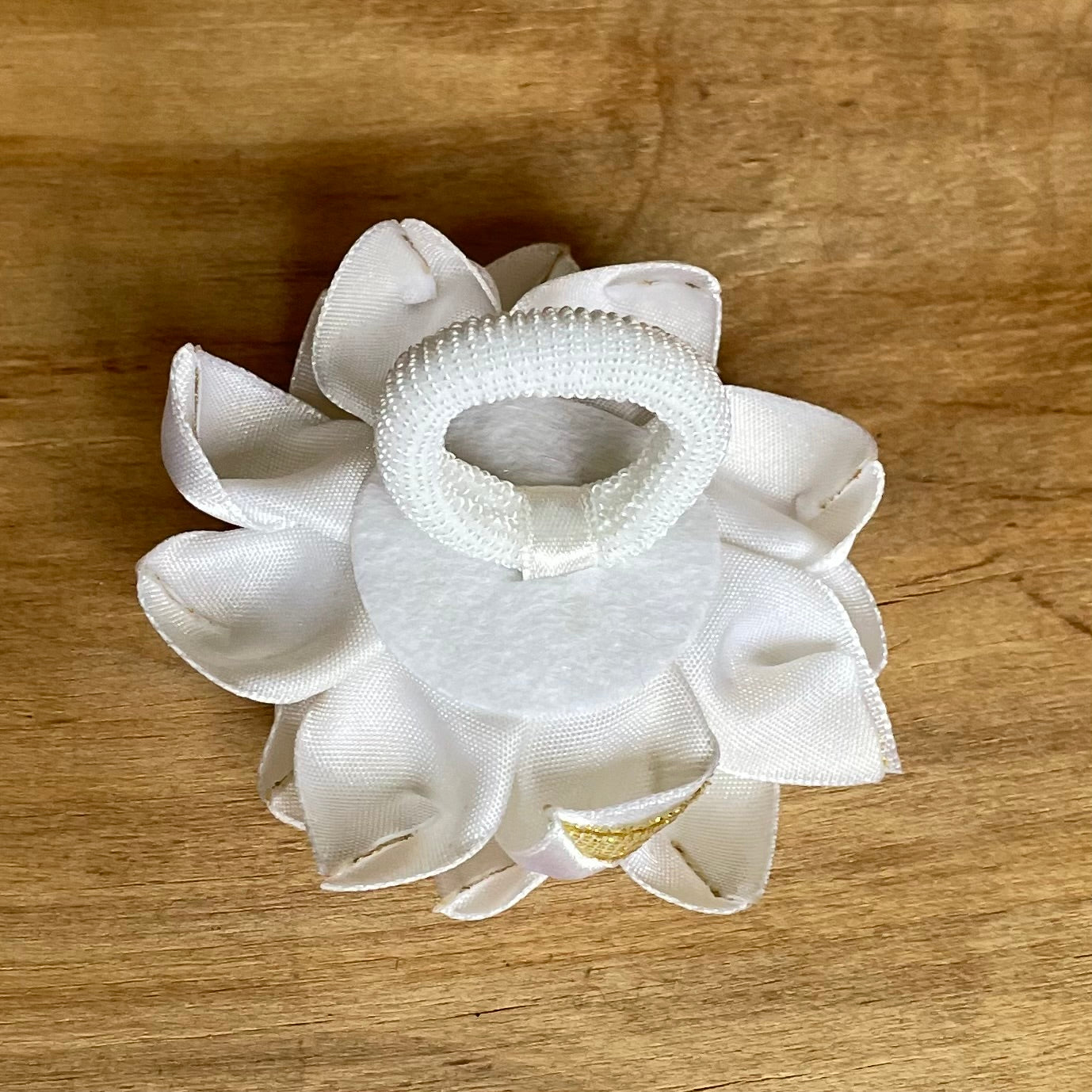 White hair tie in a shape of flower (IRFI 26)