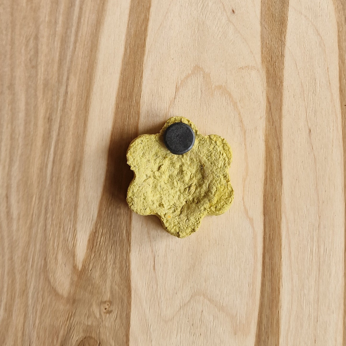 Magnētiņš "gaiši dzeltena puķīte" (RŪBĒ 28) - www.tiptip.lv 