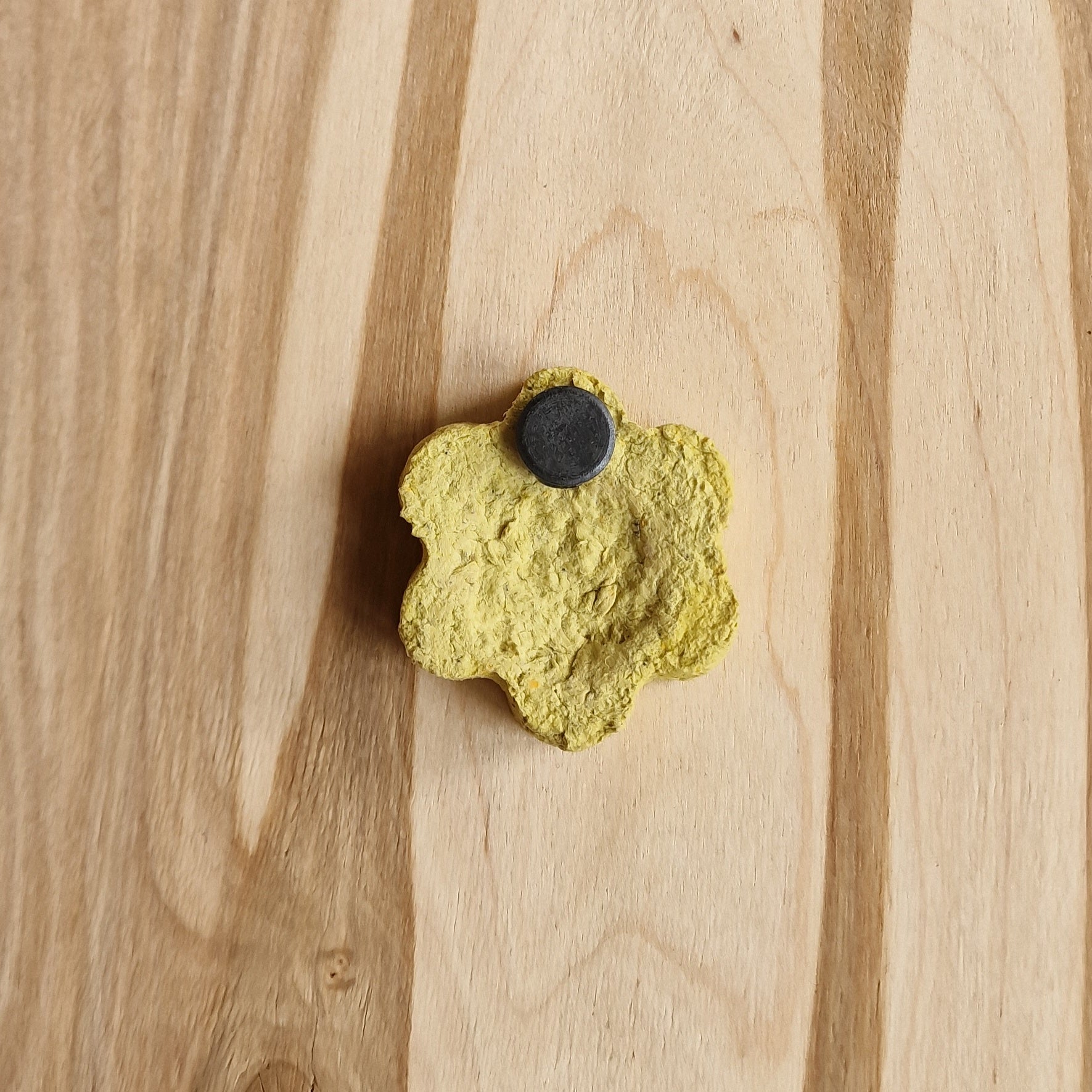 Magnētiņš "gaiši dzeltena puķīte" (RŪBĒ 28) - www.tiptip.lv 