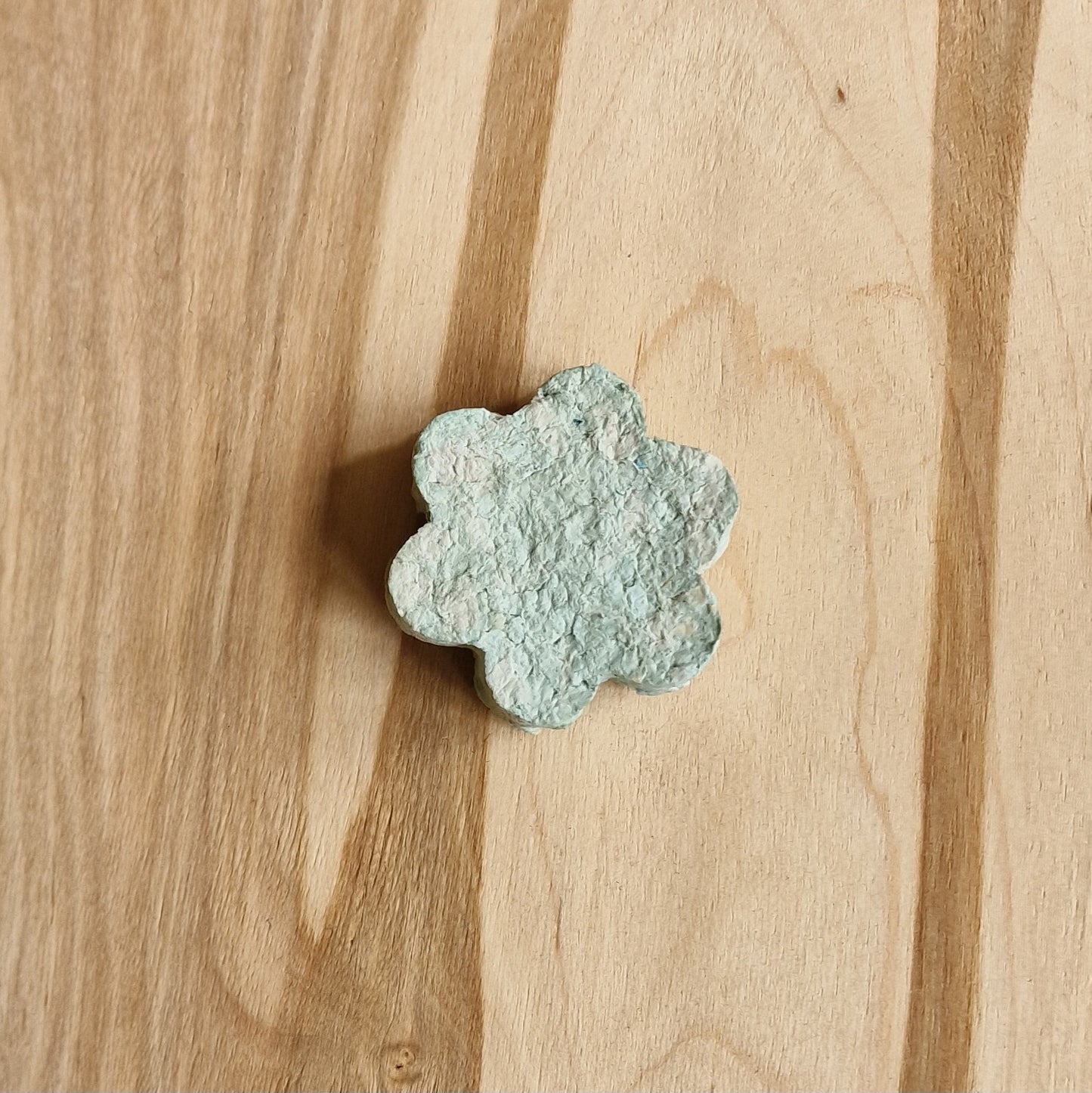 Magnētiņš "gaiši pelēkzila puķīte" (RŪBĒ 26) - www.tiptip.lv 