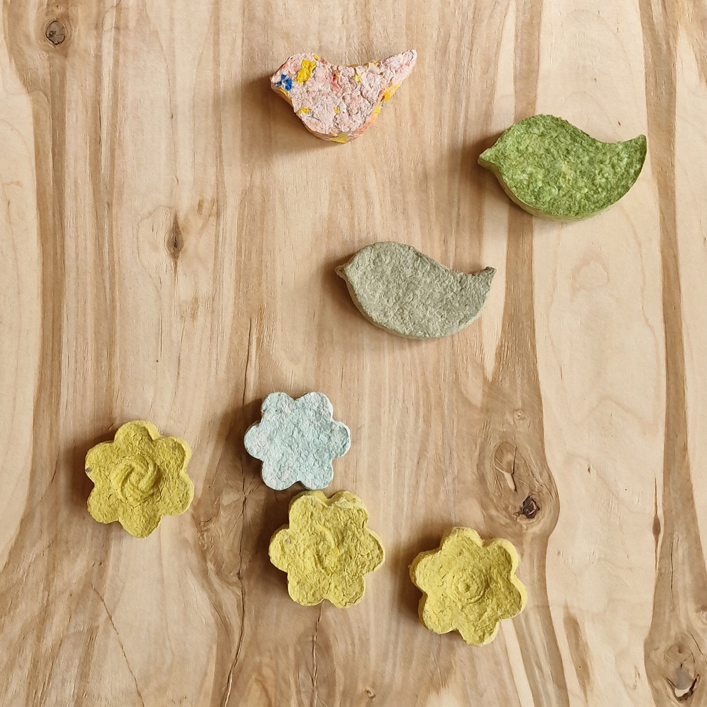 Magnētiņš "gaiši pelēkzila puķīte" (RŪBĒ 26) - www.tiptip.lv 