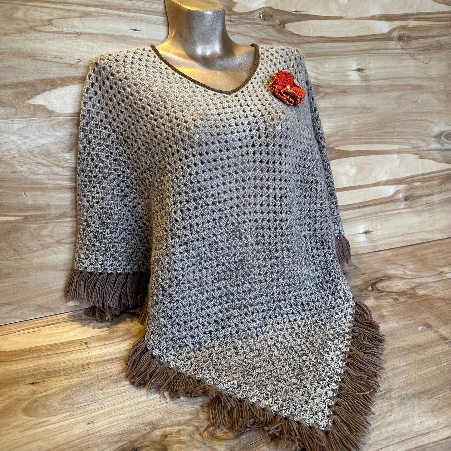 Maigi brūnu toņu pončo ar brūnām barkstīm  (INPO 80) - www.tiptip.lv 