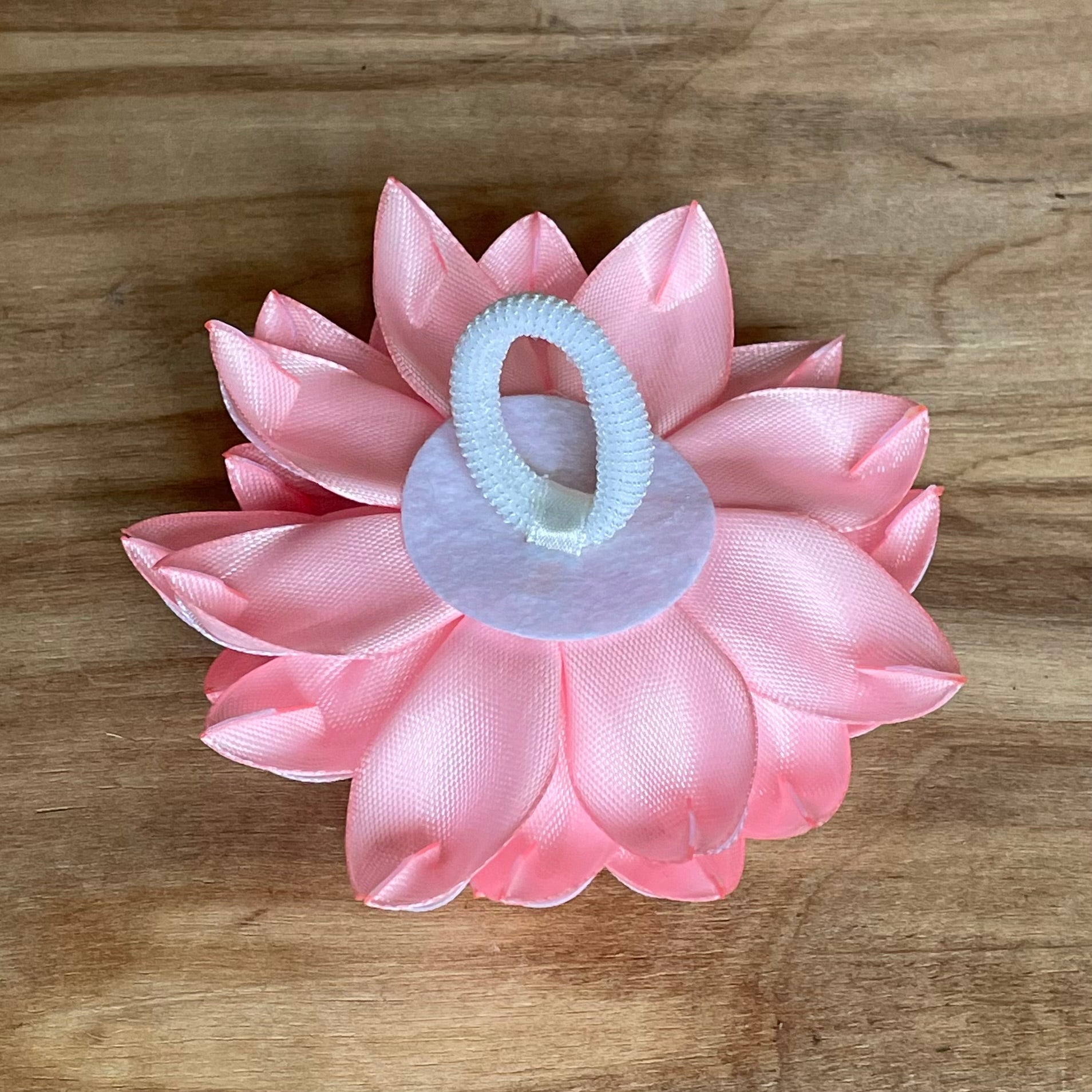 Maigi rozā matu gumija zieda formā (IRFI 34) - www.tiptip.lv 